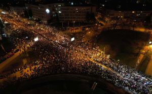 Beogradski studenti nakon dana pješačenja stigli u Novi Sad: Pogledajte kako su dočekani