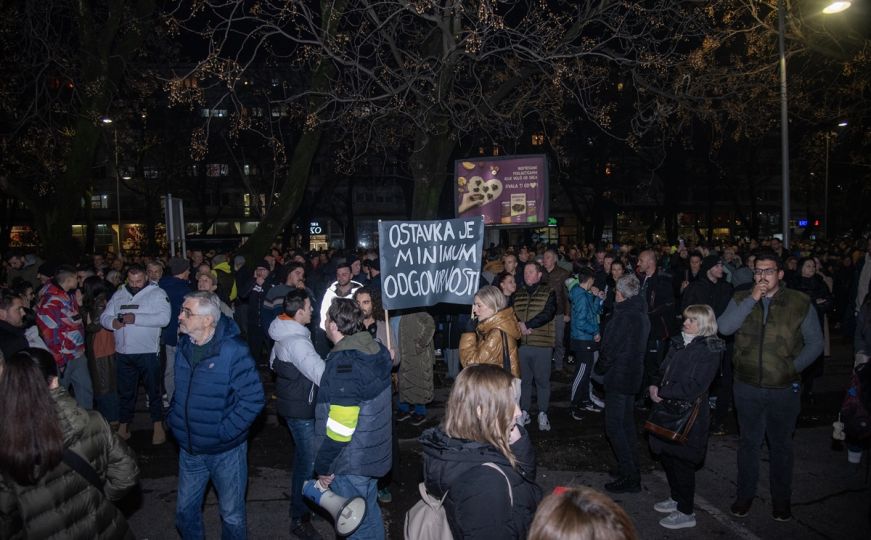 Dirljiva scena iz Srbije: Kako je profesor jutros budio studente koji su spavali na otvorenom
