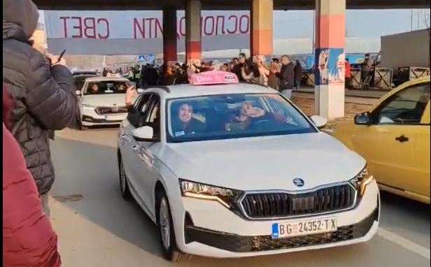 Nevjerovatna scena na autoputu: Veliki broj taksista stigao u Novi Sad po beogradske studente