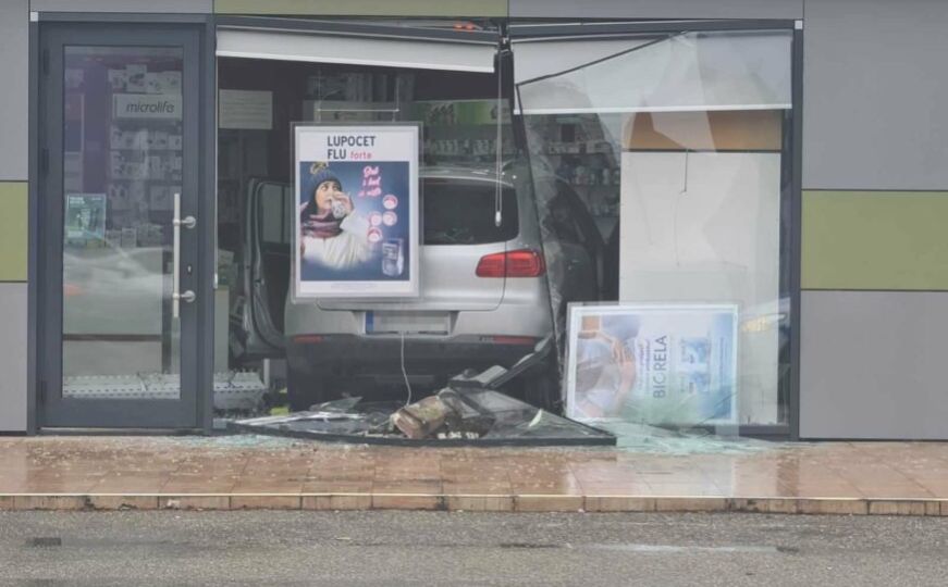 Nesreća u BiH: Automobilom uletio u apoteku