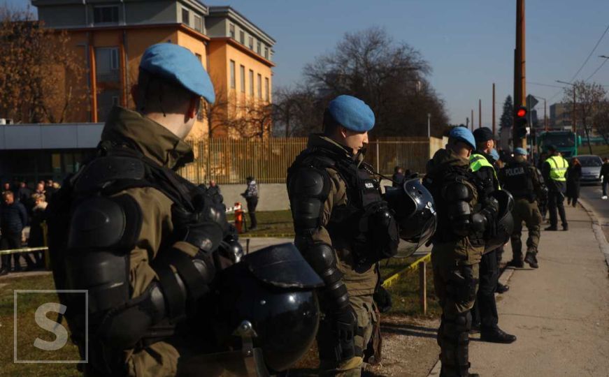 Opsadno stanje ispred Suda BiH uoči suđenja Miloradu Dodiku, na terenu i specijalci