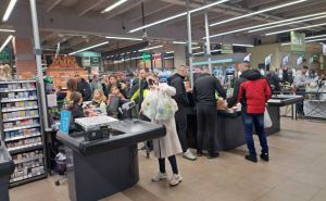 U nekim gradovima u BiH građani potpuno "gluhi" na bojkot: Trgovine pune, veliki redovi na kasama