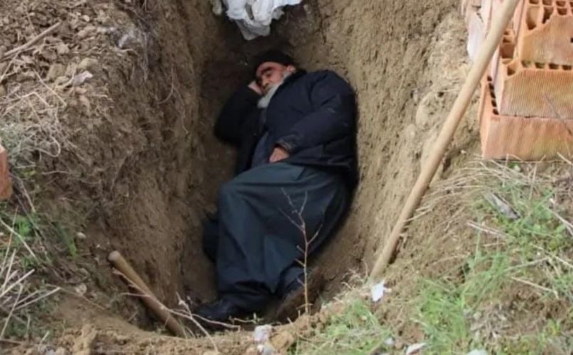 Bizaran slučaj u Turskoj: Starac sebi iskopao grob, noću u njemu spava