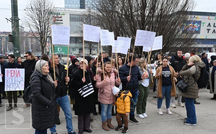 Protest u Sarajevu: Studenti se okupili ispred zgrade Parlamentarne skupštine BiH