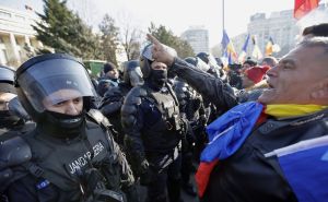 Haos u Rumuniji nakon ostavke predsjednika: Demonstranti se na trgu žestoko sukobili s policijom