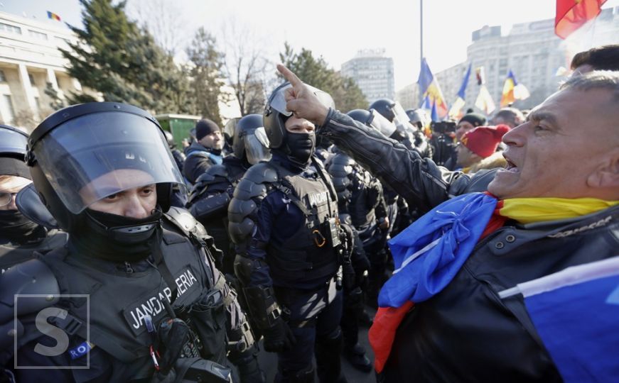 Haos u Rumuniji nakon ostavke predsjednika: Demonstranti se na trgu žestoko sukobili s policijom