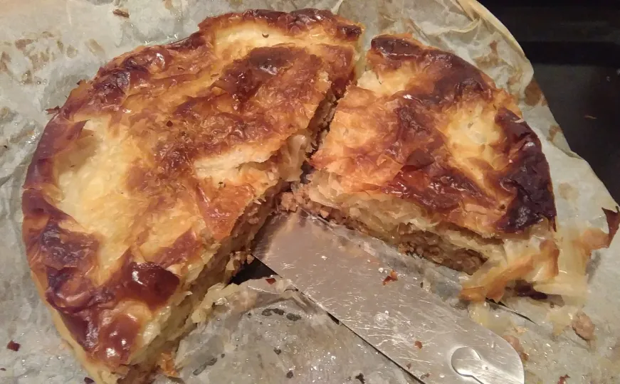 Ovaj korak morate obavezno uraditi pri pravljenju bureka: Savršen će biti čak i sa gotovim korama