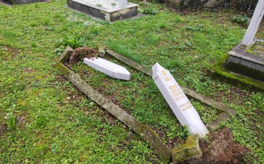 Sramotan čin: Vandali uništili i oskrnavili groblje u Mostaru