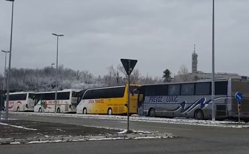 Vučićev miting spašavaju 'turisti iz BiH': Veliki broj autobusa sa bh. tablicama ušao u Srbiju