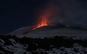 Erupcija Etne ne prestaje i nudi jedinstvene slike: Pogledajte kako lava napreduje preko snijega