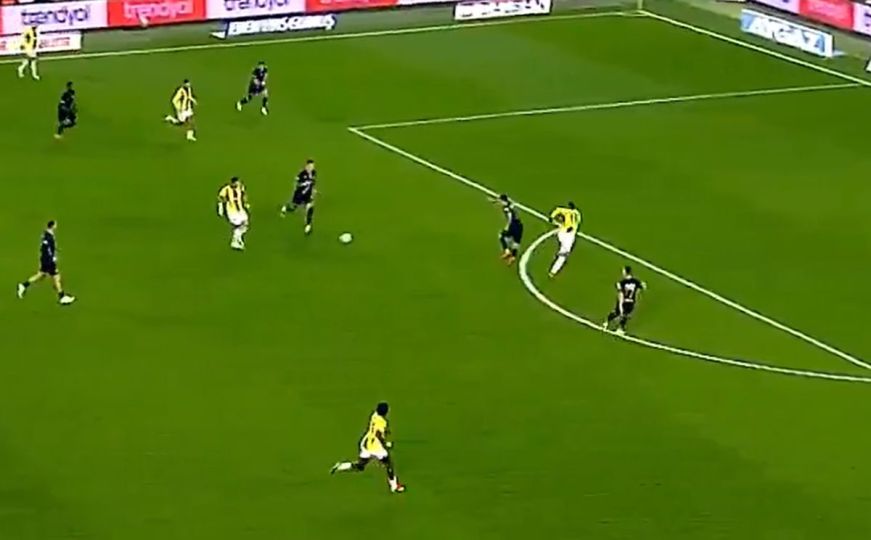 Pogledajte novu majstoriju Edina Džeke: Ni slomljena šaka mu ne smeta da maltretira odbrane