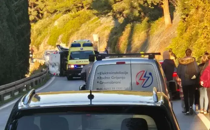 Čovjek poginuo na magistrali: 'Stijena pala na automobil, totalno je skršen'