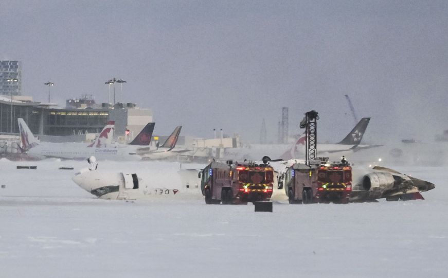 Pojavio se novi snimak: Sada je jasno kako je avion u Torontu završio na krovu