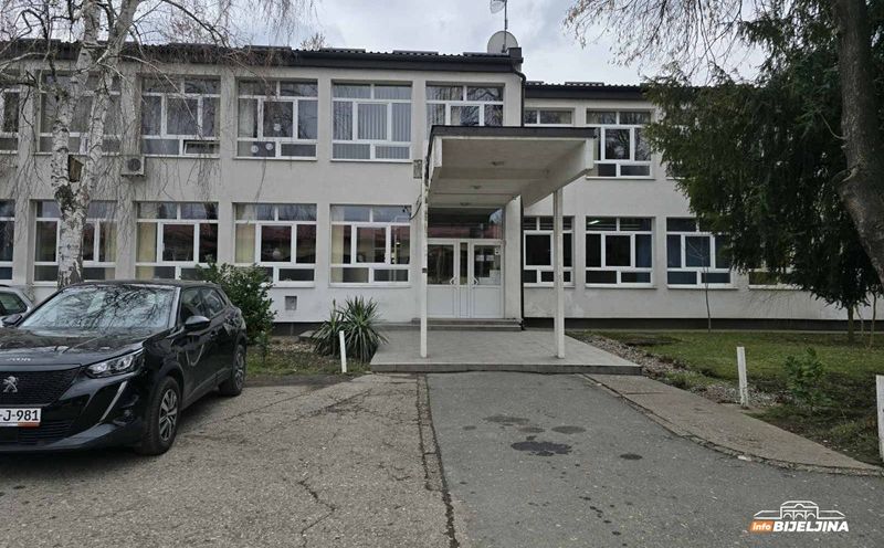 Komemoracija poginulim učenicama u Bijeljini: "Pamtit ćemo ih po osmijehu"