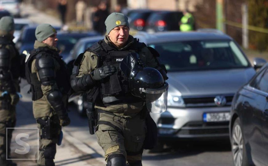 Opsadno stanje ispred Suda BiH: Veliki broj policajaca na terenu, pristižu Dodikove pristalice