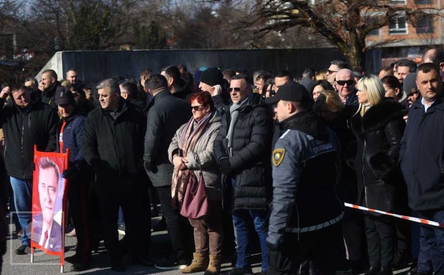Stigli sateliti Milorada Dodika ispred Suda BiH: Atmosfera nije vesela kao ranije