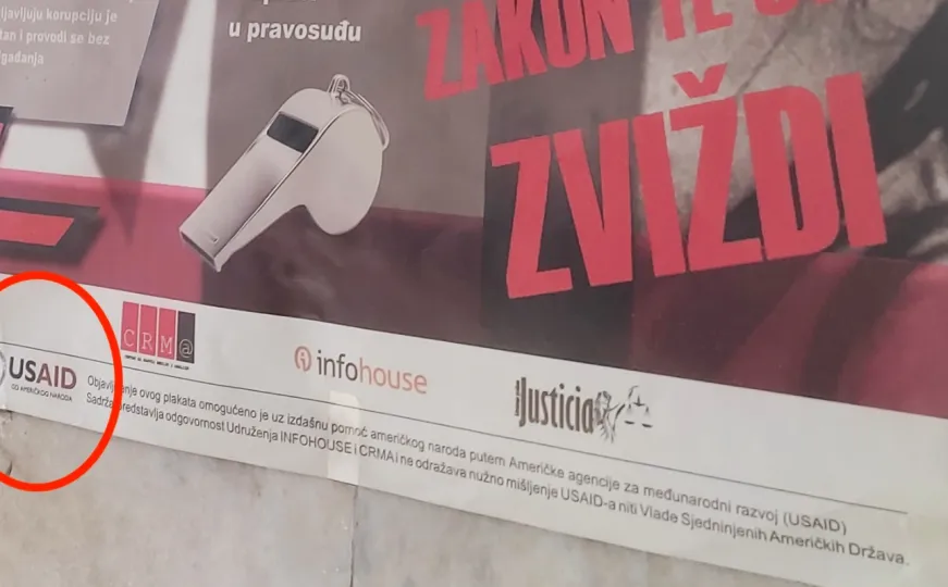Apsurd u RS: Dok vlasti napadaju civilni sektor, ispred NSRS osvanuo plakat koji je finansirao USAID