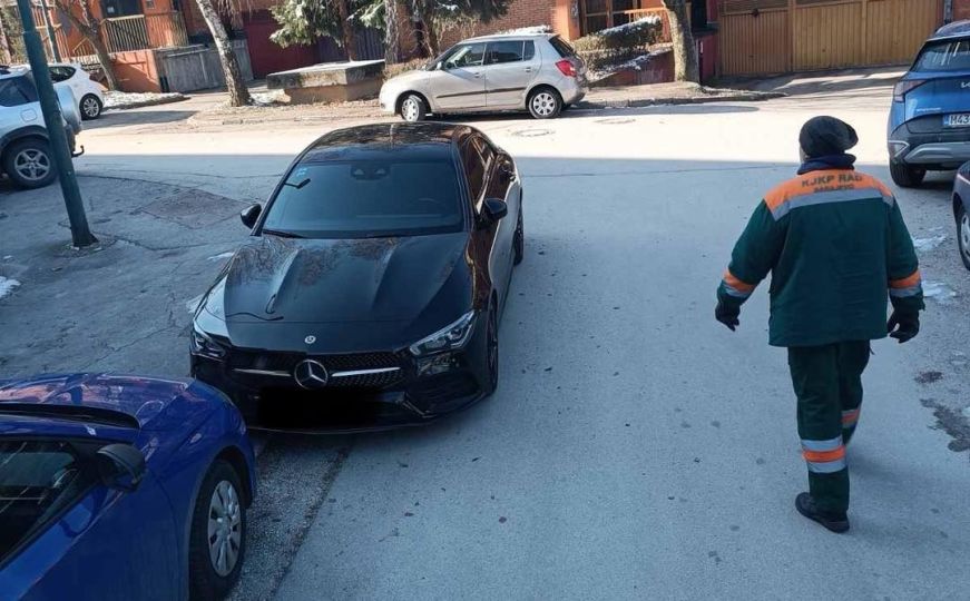 Nevjerovatno! 'Parking papak' po drugi put ostavio automobil na trotoaru i blokirao odvoz smeća