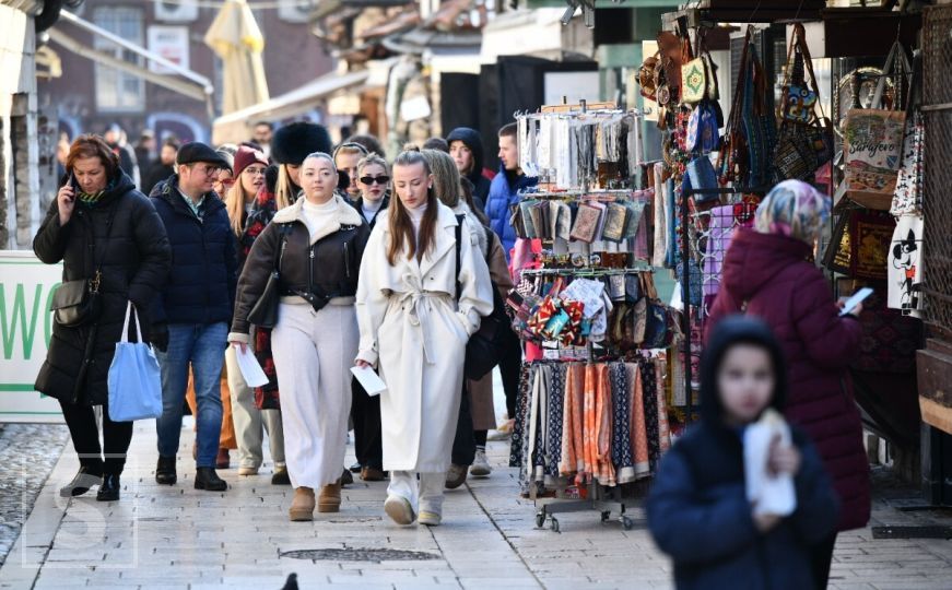 Sunčano Sarajevo u februaru: Građani uživali u šetnji i kafi na Baščaršiji
