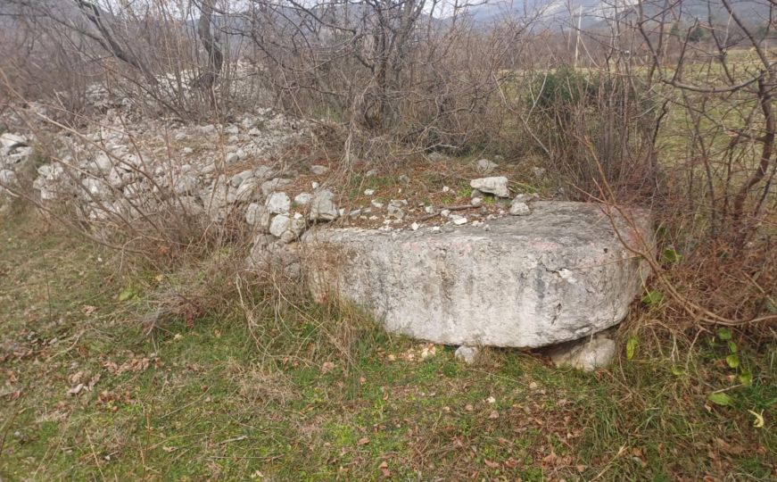 Čuvari baštine se pohvalili dosad 'najvećim otkrićem': Nekropola sa 102 stećka u Podgoranima