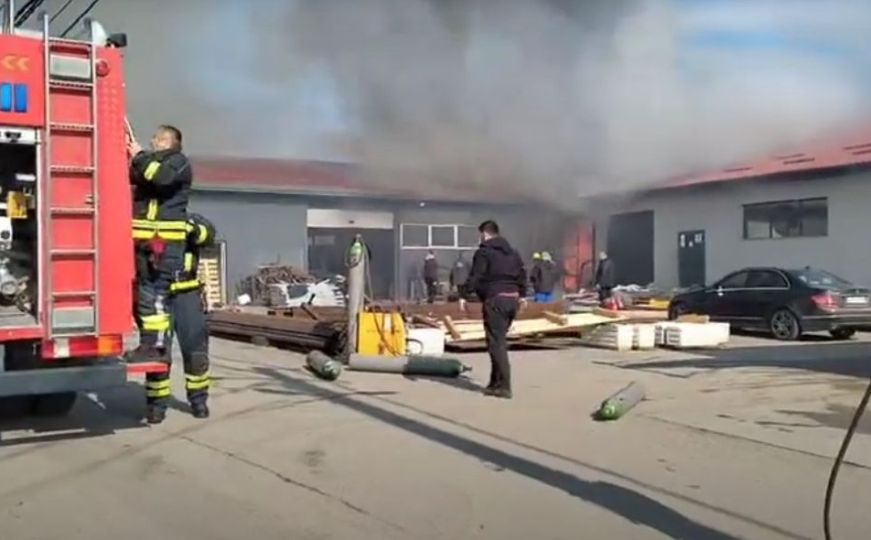 Požar u Banjoj Luci: Na terenu vatrogasci i policija