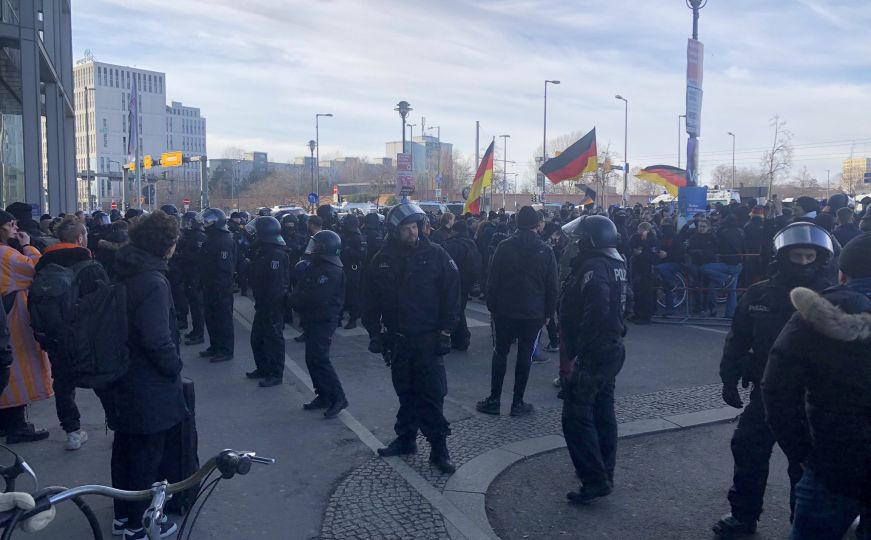 Haos u Njemačkoj dan uoči izbora: Izbili nasilni protesti, policija koristila suzavac