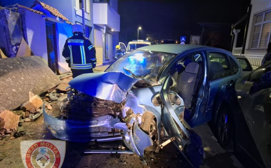 Saobraćajna nesreća u Mostaru: Vozilo u potpunosti smrskano, vatrogasci intervenisali