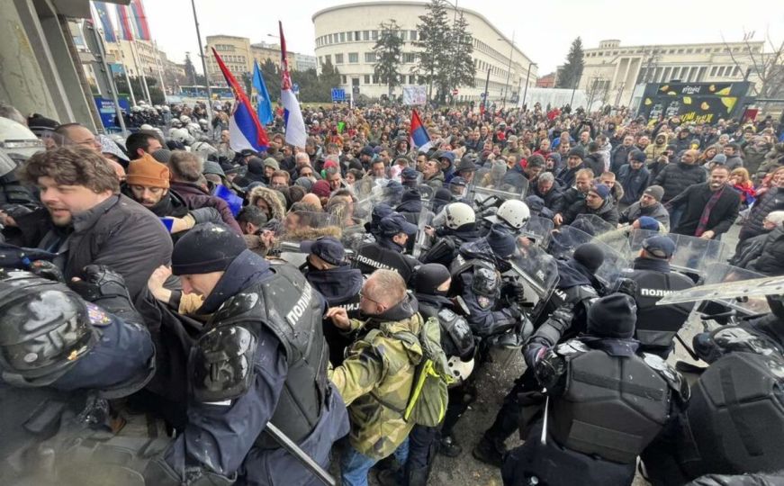 Neredi u Novom Sadu: Policija se sukobila s demonstrantima, čula se detonacija