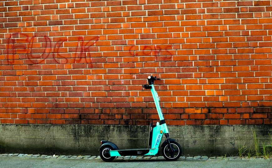 Tuzla: Muškarac (88) poginuo nakon pada sa električnog romobila