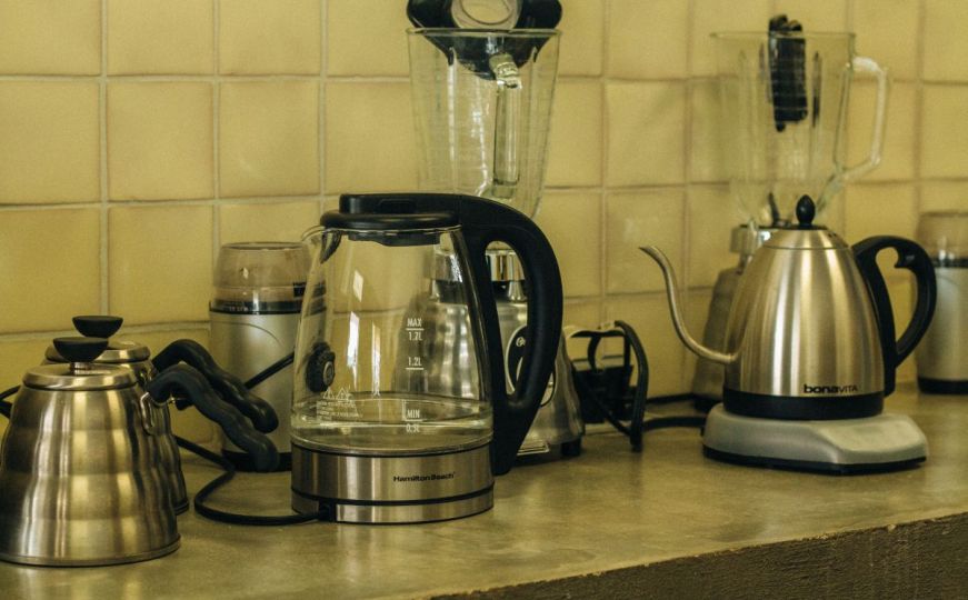 Nije ni soda bikarbona ni limuntos: Očistite kamenac u kuhalu uz pomoć ovog kuhinjskog sastojka