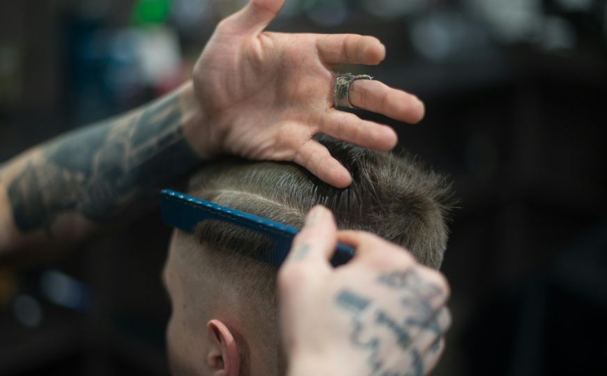 Doktori upozoravaju: Omiljeno piće mnogih muškaraca povezano s gubitkom kose