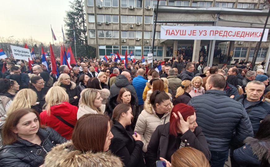 Počeo miting ispred NSRS: Pritisci rezultirali velikim brojem Dodikovih pristalica na skupu podrške