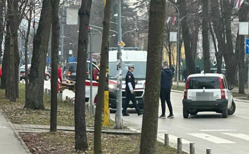 Automobil udario djevojku kod parka gdje je održan Dodikov miting, vozač pokušao pobjeći