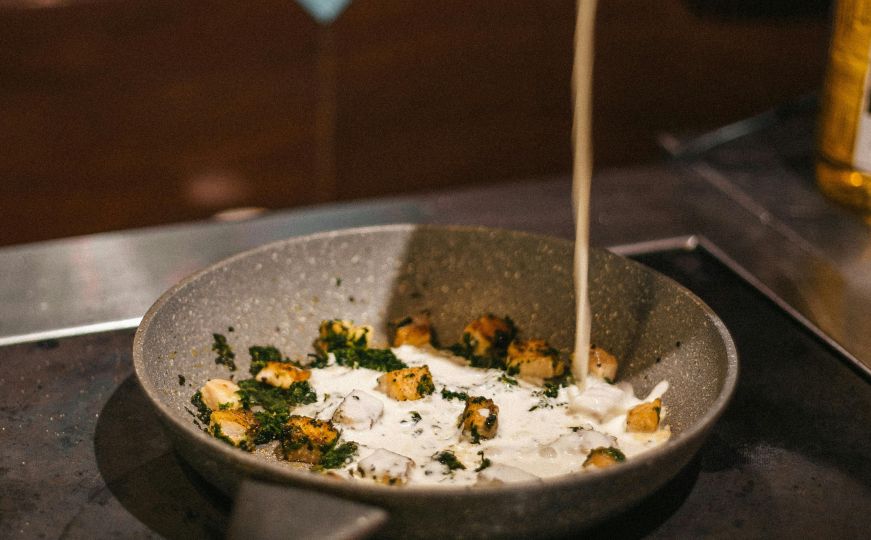 Kad koristiti pavlaku za kuhanje, a kad mlijeko: Ova česta greška može pokvariti vaše recepte