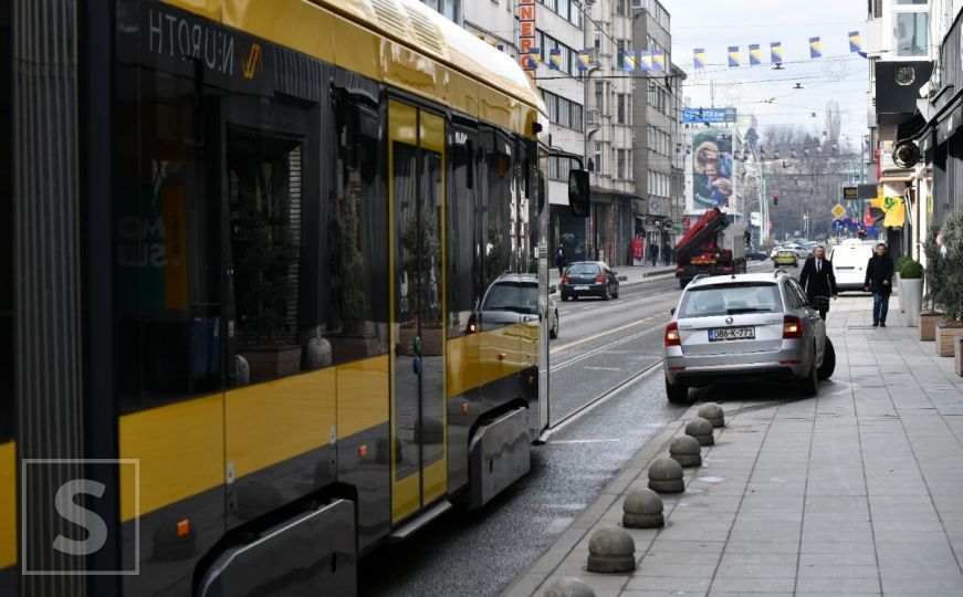 Parking papak u centru Sarajeva: Neodgovorni vozač blokirao tramvajski saobraćaj