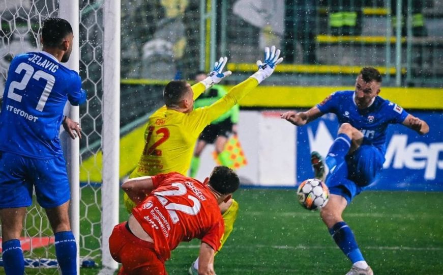 Široki savladao Velež i stekao lijepu prednost pred revanš: Rođeni sat vremena imali igrača manje