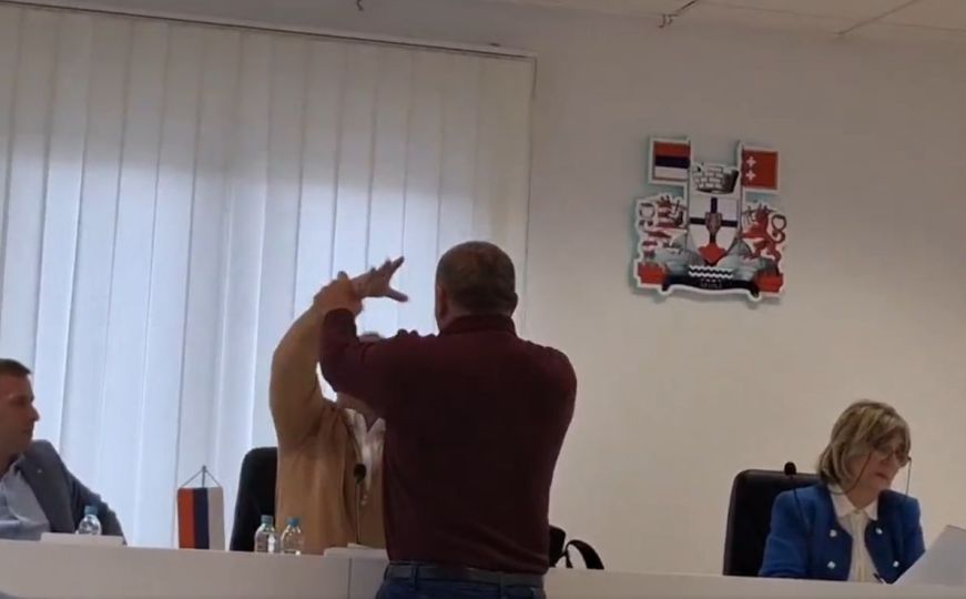 Cirkus na sjednici u Bileći: Puštao Šešelja na mobitelu i tjerao predsjednika da sluša