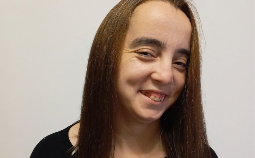 Udruženje Pomozi.ba pokrenulo apel za mladu Lejlu kojoj je potrebna hitna operacija uha