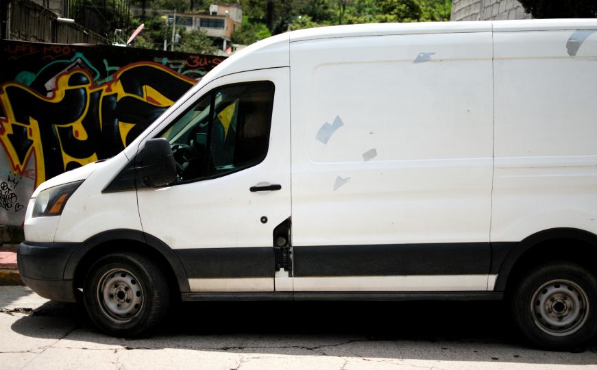 Roditelji u Mostaru uznemireni: Muškarac i žena mamili djecu u bijeli kombi