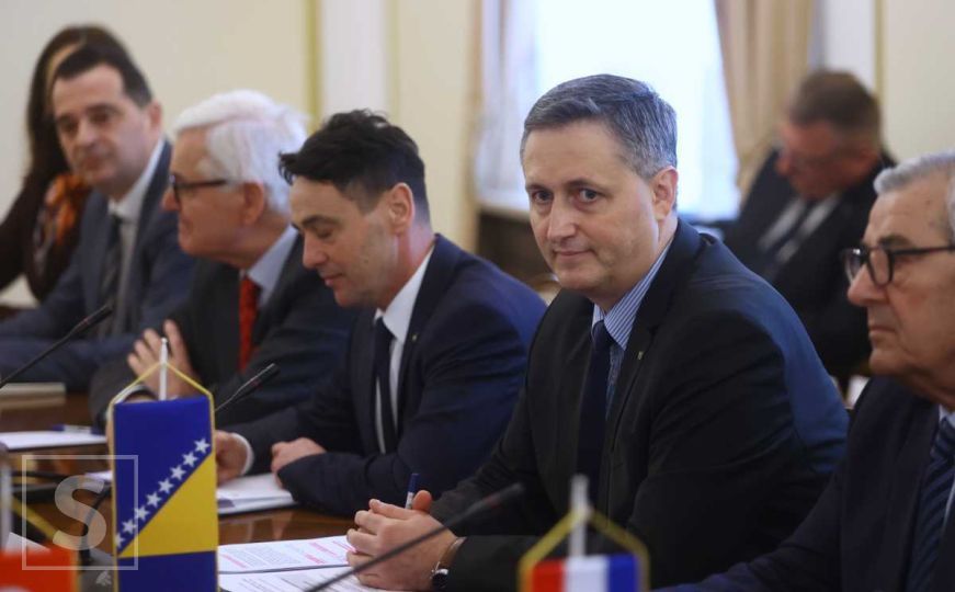 Počeo sastanak kod Denisa Bećirovića: Pogledajte ko je sve došao