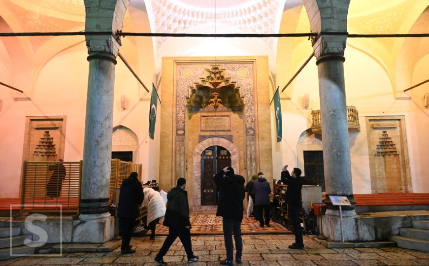 Prelijepe fotografije iz Begove džamije: Vjernici u BiH klanjali prvi teravih-namaz