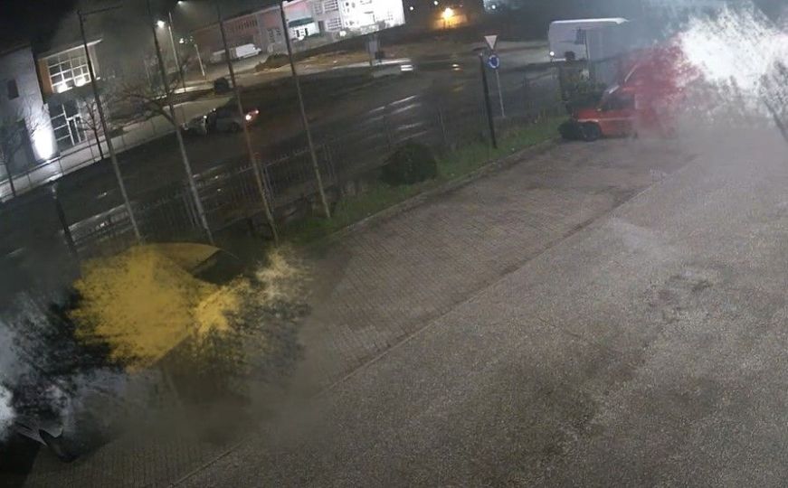 Nesreća u Mostaru: Automobilom se velikom brzinom zabio u drvo, objavljen snimak nesreće