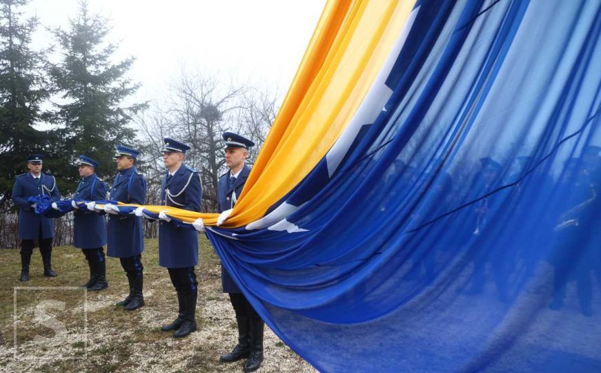 Počelo obilježavanje Dana nezavisnosti BiH: Na Humu podignuta državna zastava