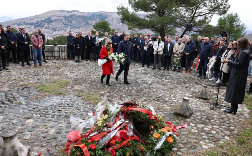 Dan nezavisnosti BiH obilježen u Mostaru polaganjem cvijeća i maestralnim skokom sa Starog mosta