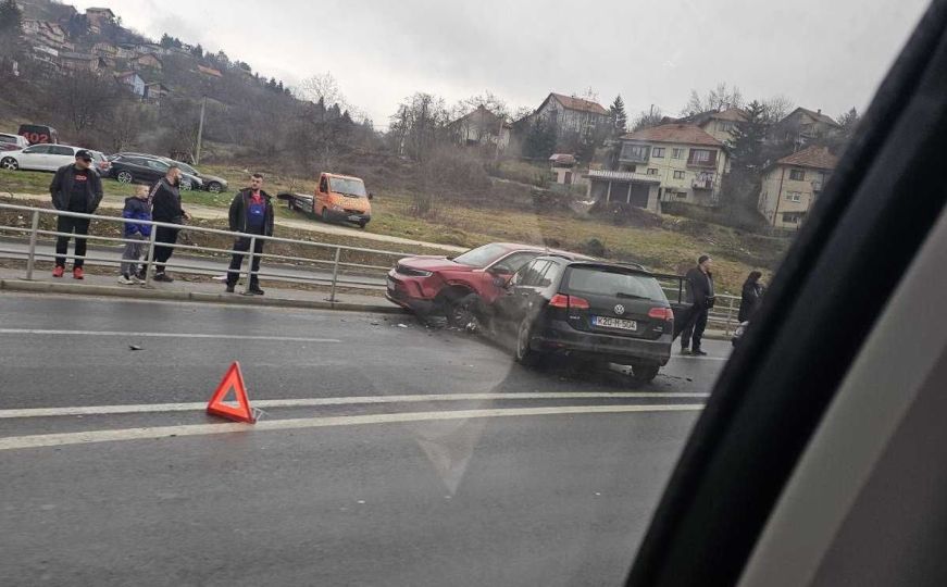 Nesreća u Sarajevu: Sudarila se tri automobila, jedna osoba povrijeđena