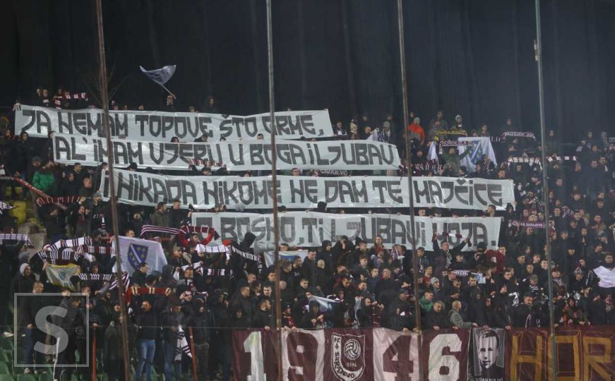 Horde zla sa tribina poručile: 'Nikada nikome ne dam te, majčice, o Bosno, ti ljubavi moja'