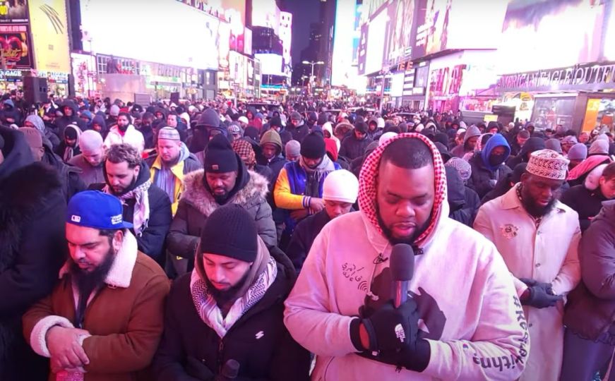 Fascinantni snimci iz Amerike: Hiljade muslimana klanjalo teravih-namaz na Times Squareu