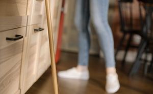 Jednostavan trik za pranje podova: Domaća smjesa za sjaj parketa će vas oduševiti