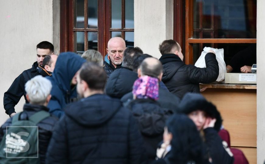 Miris somuna se širi Sarajevom: Pogledajte gužvu ispred poznate pekare u Starom gradu