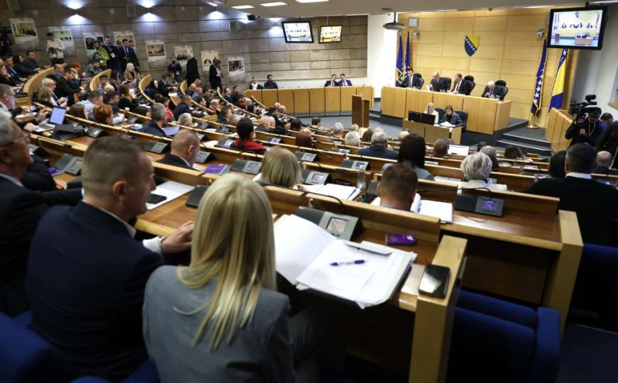 Danas zasjeda i Dom naroda Parlamenta FiH: Poslanici o izmjenama Zakona o PIO, nasilja nad ženama...